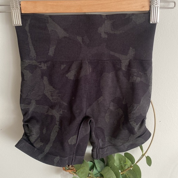 Gymshark seamless camo shorts ladies size XS S workout gym athletic - Picture 3 of 8
